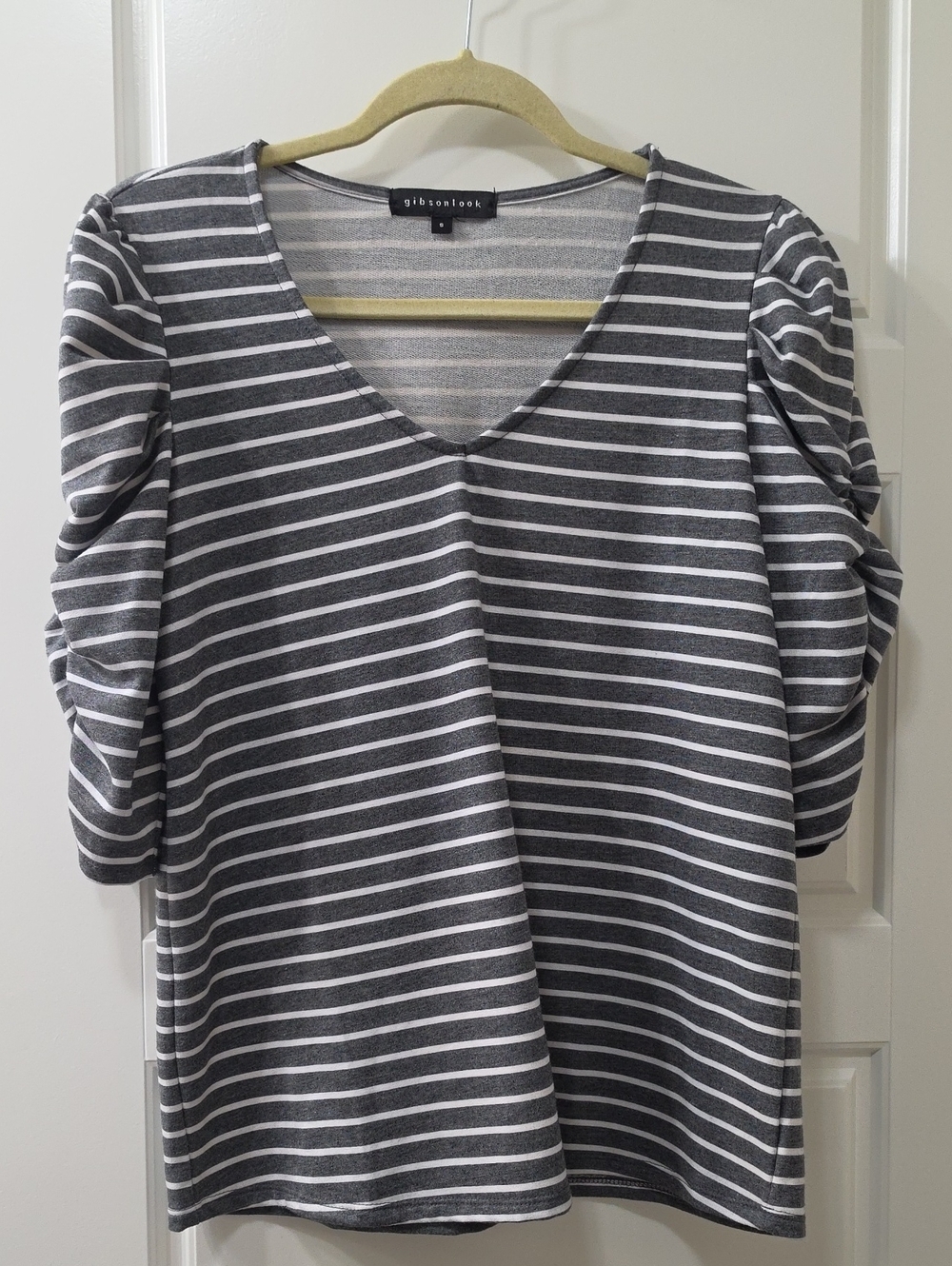 Gibsonlook Gray & White Striped V-Neck Puff Sleeve Top - Small